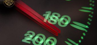A urcat beat la volan, a derapat de pe traseu și s-a izbit într-un copac, iar pasagerul a suferit leziuni grave