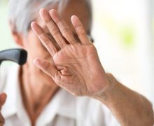 Bunică, agresată de propriul nepot: inculpatul condamnat la închisoare