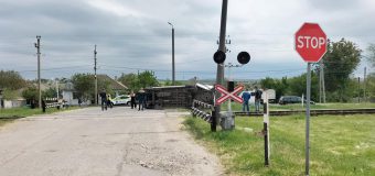 Un automobil – lovit pe o cale ferată