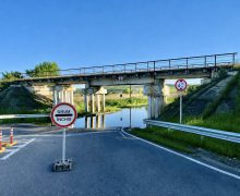 Sector de drum închis în Strășeni din cauza inundației
