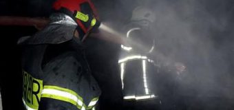 Incendiul izbucnit într-un depozit de rumeguș din Sîngera