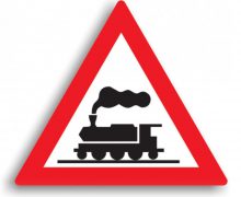 Mecanicul unui tren a fost nevoit să aplice frânarea de urgență, după ce un automobil a pătruns pe calea ferată