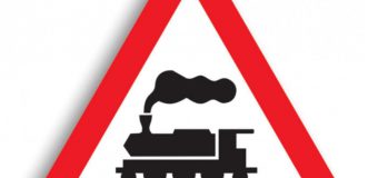 Mecanicul unui tren a fost nevoit să aplice frânarea de urgență, după ce un automobil a pătruns pe calea ferată