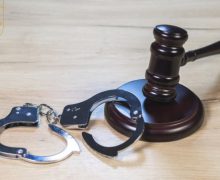Bărbatul, care și-a ucis tatăl cu un topor, va sta 21 de ani la închisoare