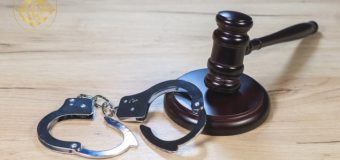 Bărbatul, care și-a ucis tatăl cu un topor, va sta 21 de ani la închisoare