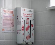 Programul „Școala EduLIFE” se extinde: absorbante gratuite pentru eleve în 204 școli din țară, procurate din bugetul de stat
