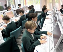 Elevii de clasa a IV-a din două licee din Chișinău și Bălți au susținut în premieră evaluarea națională la limba română în format digital