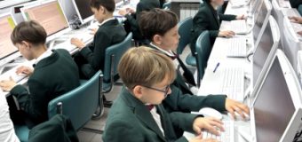 Elevii de clasa a IV-a din două licee din Chișinău și Bălți au susținut în premieră evaluarea națională la limba română în format digital