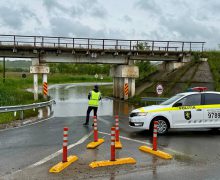 Drumul din zona Podului Negrești din Strășeni – inundat