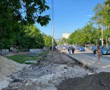Primăria Chișinău repară trotuarul de pe bd. Cuza Vodă
