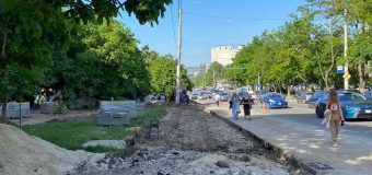 Primăria Chișinău repară trotuarul de pe bd. Cuza Vodă