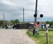 Încă un automobil lovit pe trecerea de cale ferată