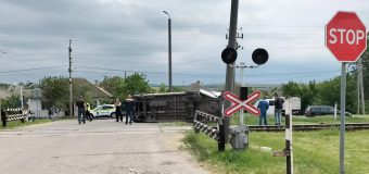 Încă un automobil lovit pe trecerea de cale ferată