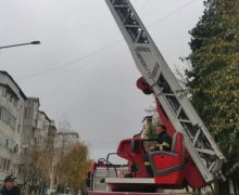 Salvatorii au intervenit prompt și au salvat un bărbat aflat în pericol de cădere