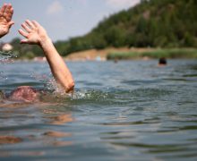 Un bărbat a fost cât pe ce să se înece în lacul de la „Valea Morilor”