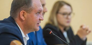Ceban: Se pare că, în viziunea noului Guvern, dacă vorbești în engleză la telefon din mașina cu girofar, economia începe să crească singură