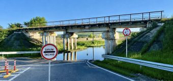 Sector de drum închis în Strășeni din cauza inundației