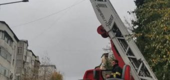 Salvatorii au intervenit prompt și au salvat un bărbat aflat în pericol de cădere