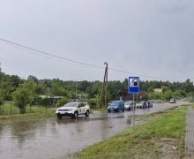 Drum blocat din cauza inundațiilor între localitățile Pepeni și Bălășești, raionul Sîngerei