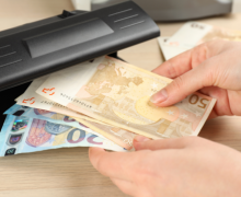 O femeie s-a pornit spre Bologna cu 20 mii euro ascunși în lenjeria intimă
