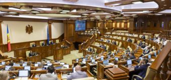 Deputații se întrunesc în ședință