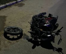 A pierdut controlul asupra motocicletei și s-a tamponat într-un gard. Tânăra – transportată la spital cu multiple traumatisme