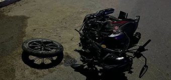 A pierdut controlul asupra motocicletei și s-a tamponat într-un gard. Tânăra – transportată la spital cu multiple traumatisme