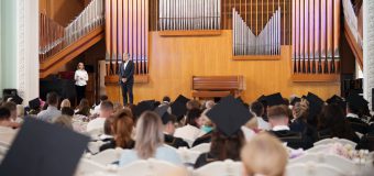 246 de studenți ai Academiei de Muzică, Teatru și Arte Plastice au primit diplomele de absolvire