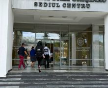 Peste 10 mii de euro pentru pronunțarea unor hotărâri în beneficiul unui agent economic. Un avocat și un angajat al unei instanțe din Chișinău, reținuți de CNA și PA