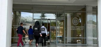 Peste 10 mii de euro pentru pronunțarea unor hotărâri în beneficiul unui agent economic. Un avocat și un angajat al unei instanțe din Chișinău, reținuți de CNA și PA