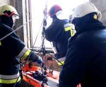 O tânără a fost salvată de pompieri după ce a căzut de la etajul patru al unui bloc de locuit din Ceadâr-Lunga