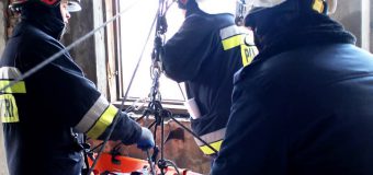 O tânără a fost salvată de pompieri după ce a căzut de la etajul patru al unui bloc de locuit din Ceadâr-Lunga