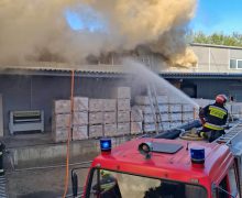 Un depozit cu materiale de construcție a luat foc
