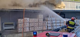 Un depozit cu materiale de construcție a luat foc (update)