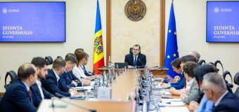 Premierul critică din nou deplasările peste hotare a demnitarilor și funcționarilor