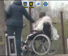 O copilă – adoptată ilegal și impusă să cerșească într-un scaun cu rotile în țările CSI și UE