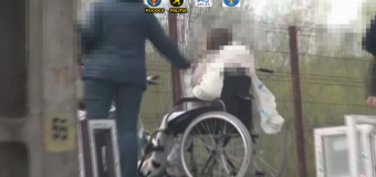O copilă – adoptată ilegal și impusă să cerșească într-un scaun cu rotile în țările CSI și UE