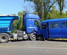 Accident cu implicarea unui autocamion și a unui microbuz de rută