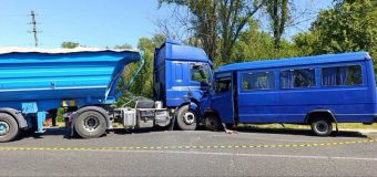 Accident cu implicarea unui autocamion și a unui microbuz de rută
