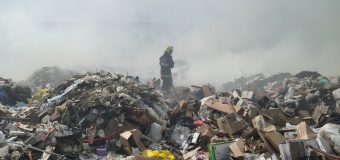 Intervenția pompierilor IGSU pentru lichidarea unui incendiu la gunoiștea din Orhei