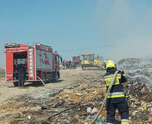 Pompierii continuă să lichideze focul de la gunoiștea din Orhei