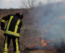 Un bărbat a suferit arsuri în timp ce încerca să stingă singur un incendiu de vegetație