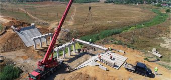 Podul peste râul Răuțel din raionul Fălești: se montează grinzile