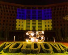 Clădirea Parlamentului, iluminată în culorile drapelului Ucrainei