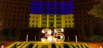 Clădirea Parlamentului, iluminată în culorile drapelului Ucrainei