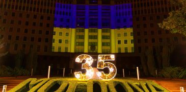 Clădirea Parlamentului, iluminată în culorile drapelului Ucrainei