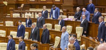 Parlamentul Republicii Moldova a ținut un minut de reculegere în memoria ostașilor căzuți la eliberarea țării de cotropitorii fasciști