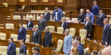 Parlamentul Republicii Moldova a ținut un minut de reculegere în memoria ostașilor căzuți la eliberarea țării de cotropitorii fasciști