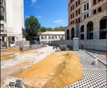 Continuă lucrările de amenajare a scuarului din strada București, 68