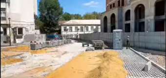 Continuă lucrările de amenajare a scuarului din strada București, 68